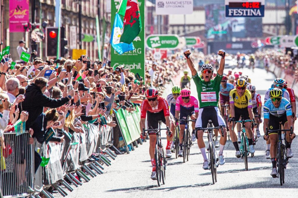 A large scale cycling race