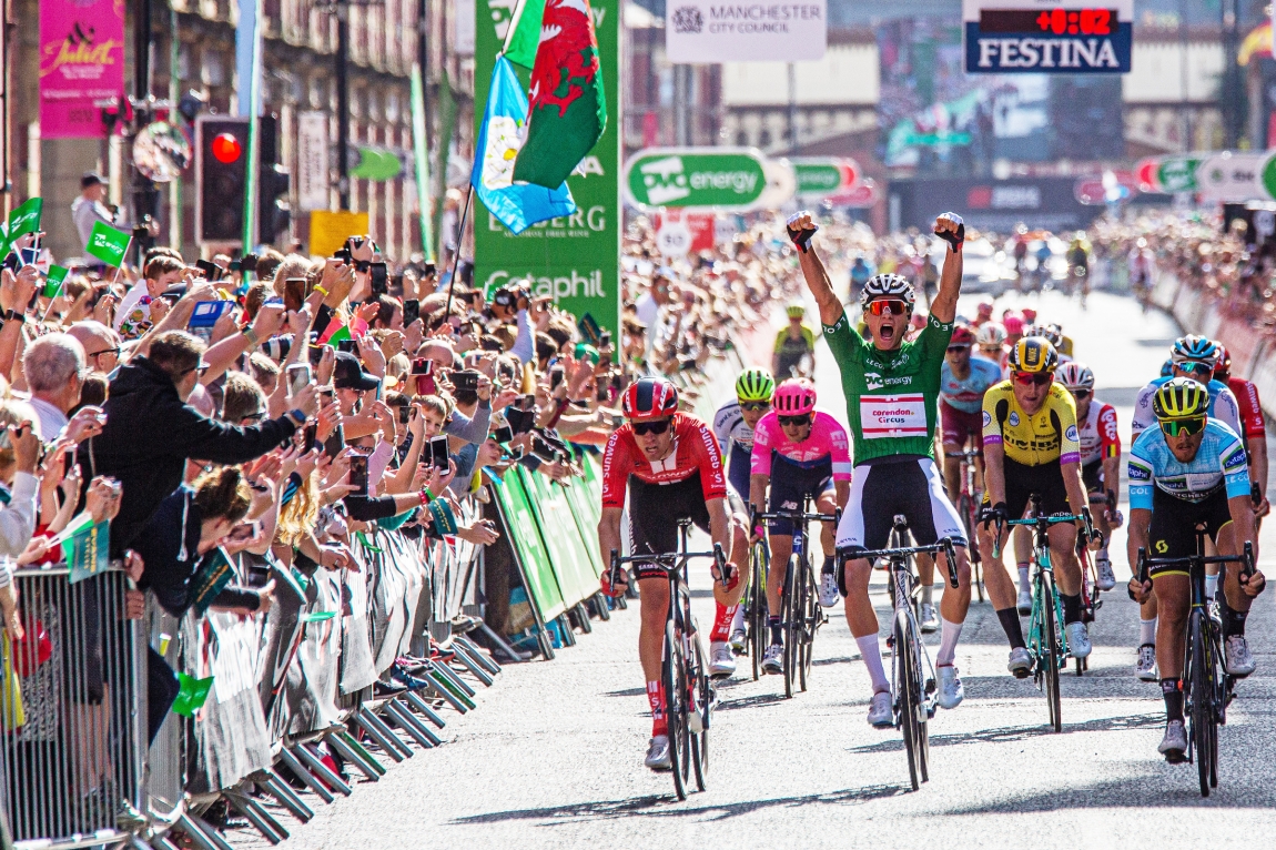 A large scale cycling race